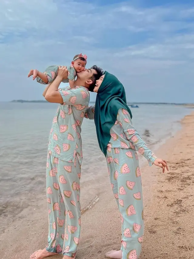 OOTD Selebriti saat Bermain di Pantai Bareng Anak