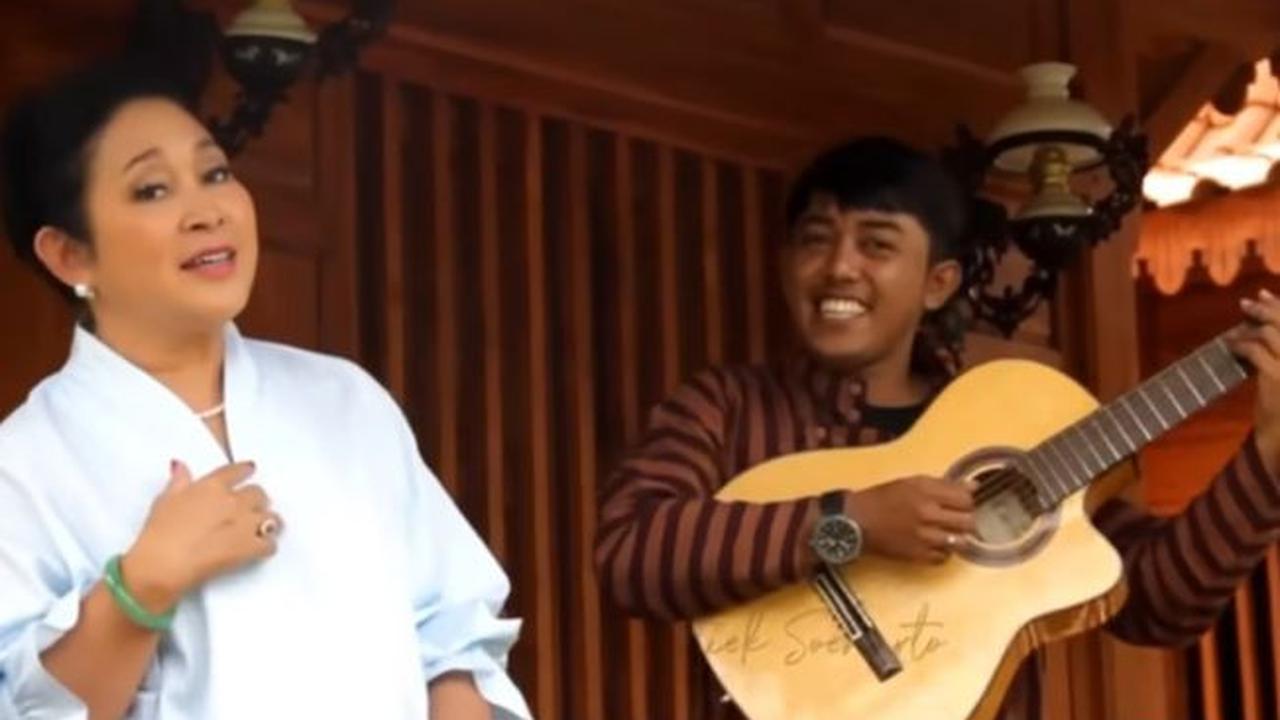 Setelah dibagikan, tak sedikit warganet menyoroti pemilihan lagu yang dinyanyikan oleh Titiek.