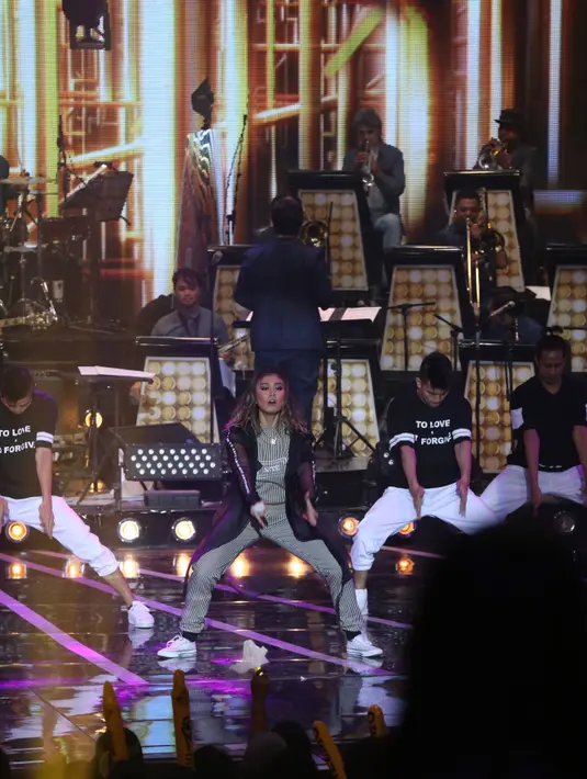 Dalam konser, Agnez memang sempat terlihat begitu energik. Luar biasanya, meski menyanyi sambil meloncat-loncat, suara Agnez tetap stabil dan merdu. (Nurwahyunan/Bintang.com)