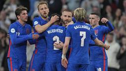 Dua gol kemenangan Inggris dicetak oleh Luka Shaw dan Harry Kane. Sementara Swiss cuma mampu memperkecil kedudukan lewat Breel Embolo. (AP/Alastair Grant)