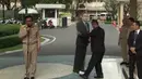 PM Thailand, Prayuth Chan-o-cha dalam konferensi pers saat pengawalnya memasang replika karton bergambar dirinya di Bangkok, Senin (8/1). PM Prayuth meminta para wartawan untuk mengajukan pertanyaan kepada replika karton dirinya tersebut. (TPBS via AP)