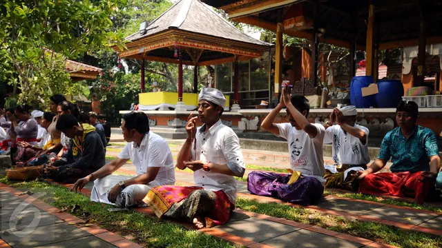 Nyepi, Umat Hindu Sembahyang di Pura Aditya Jaya