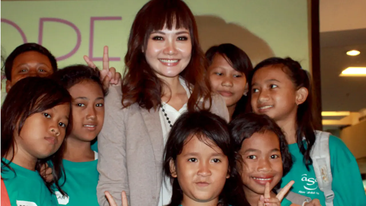 Alena Wu Berbagi dengan Murid-murid Sekolah Khusus Anak Jalanan