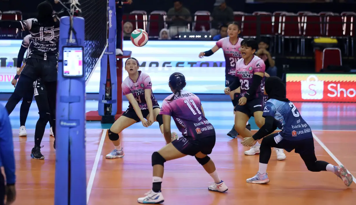 Pelatih Rajawali O2C, Octavian, menyatakan kebanggaannya meskipun timnya harus mengakui keunggulan TNI AU. Ia secara jujur menyoroti tantangan besar yang mereka hadapi di babak Final Four ini. (Dok. PBVSI)