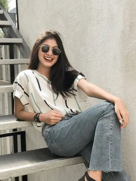 Selain berkarier di dunia akting, saat ini ia pun kerap tampil dalam berbagai pemotretan. Seperti beberapa waktu belakangan ini saat tampil gaya dalam pemotretan bersama Rio Motret. Tampil menawan dengan full makeup, penampilannya sempat bikin pangling. Gaya khasnya yang selalu stylish dengan busana kasual, terlihat berbeda dalam pemotretan dengan busana yang lebih feminim. (Liputan6.com/IG/@flaviozavieraa)