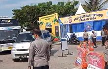 Jalan ke Anyer Ditutup, Wisatawan Pilih Lesehan di Pinggir Jalan