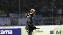 Paulo Camargo memberikan instruksi di Stadion GBLA, Bandung, Sabtu (16/7/2016). (Bola.com/Nicklas Hanoatubun)