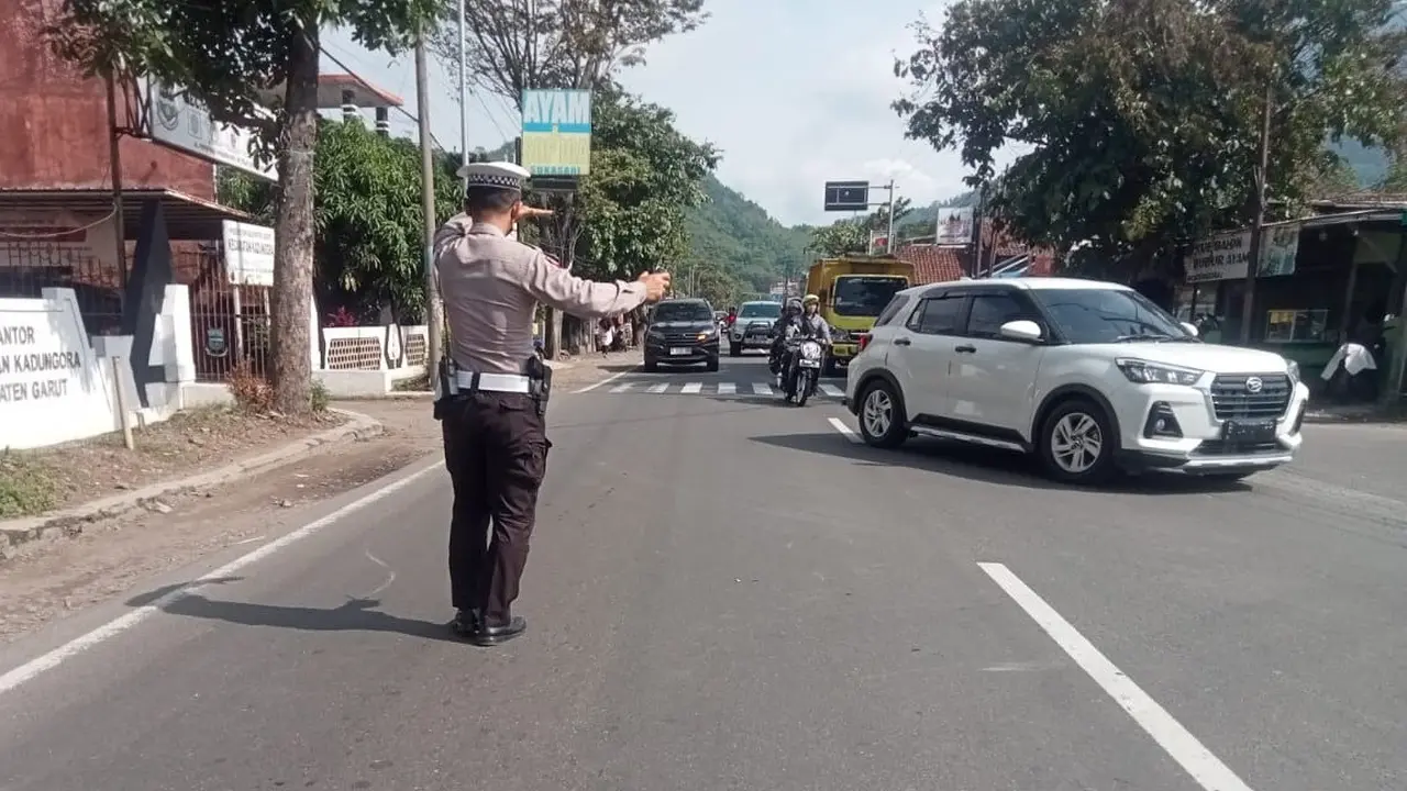 Satuan Lalu Lintas Polres Garut, Jawa Barat mulai mengobral rekayasa Lalu lintas sistem one way atau satu arah di kawasan jalur utama mudik utama libur panjang Isra Mikraj dan Imlek 2025. (Liputan6.com/Jayadi Supriadin)