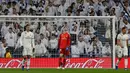 Ekspresi kiper Real Madrid Thibaut Courtois (tengah) saat kebobolan penalti pemain Real Sociedad pada laga pekan ke-18 La Liga Spanyol di Santiago Bernabeu, Minggu (6/1). Real Sociedad meraih kemenangan 2-0 atas Real Madrid. (AP Photo/Paul White)