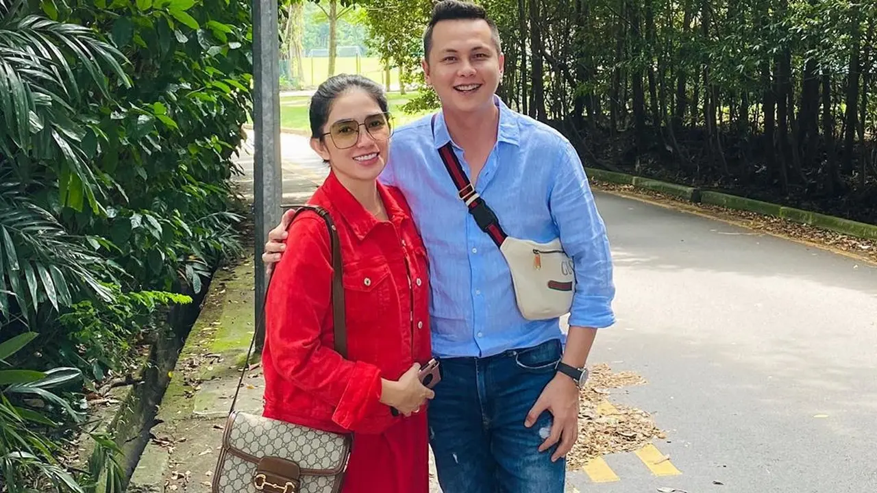 Pamer Perut Buncit, Ini 7 Potret Ussy saat Hamil Anak Kelima