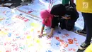 Mahasiswa jurusan Kriminologi Fisip UI mendampingi anak-anak bermain cap tangan saat gelaran Car Free Day di kawasan Bundaran HI, Jakarta, Minggu (18/11). Permainan ini bertujuan mengurangi anak-anak bermain gawai. (Liputan6.com/Helmi Fithriansyah)