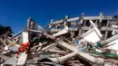Tim penyelamat mencari korban yang tertimpa reruntuhan Hotel Roa-Roa setelah gempa dan tsunami menghantam Palu, Sulawesi Tengah, Senin (1/10). Sebanyak 18 negara menawarkan bantuan untuk bencana gempa dan tsunami Palu-Donggala. (AP Photo/Tatan Syuflana)