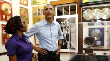 Presiden AS,  Barack Obama (kiri) saat berkunjung ke Museum Bob Marley di Kingston, Jamaika (8/4). Presiden Obama datang ke museum sang legendaris musik Reggae sebelum melakukan pertemuan dengan para pemimpin dari CARICOM. (REUTERS/Jonathan Ernst)