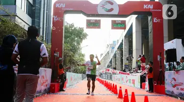 Pelari memasuki garis finis saat mengikuti KAI Commuter Run 2024 di Jakarta, Minggu (8/9/2024). (Liputan6.com/Herman Zakharia)