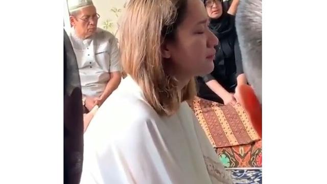 5 Potret Terbaru Bunga Citra Lestari Temani Jenazah Ashraf Sinclair, Berusaha Tegar