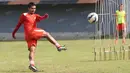 Bambang Pamungkas menunjukkan skill-nya saat latihan bersama Persija Jakarta di Lapangan Villa 2000, Pamulang, Tangerang Selatan, Senin (25/4/2016). (Bola.com/Nicklas Hanoatubun)