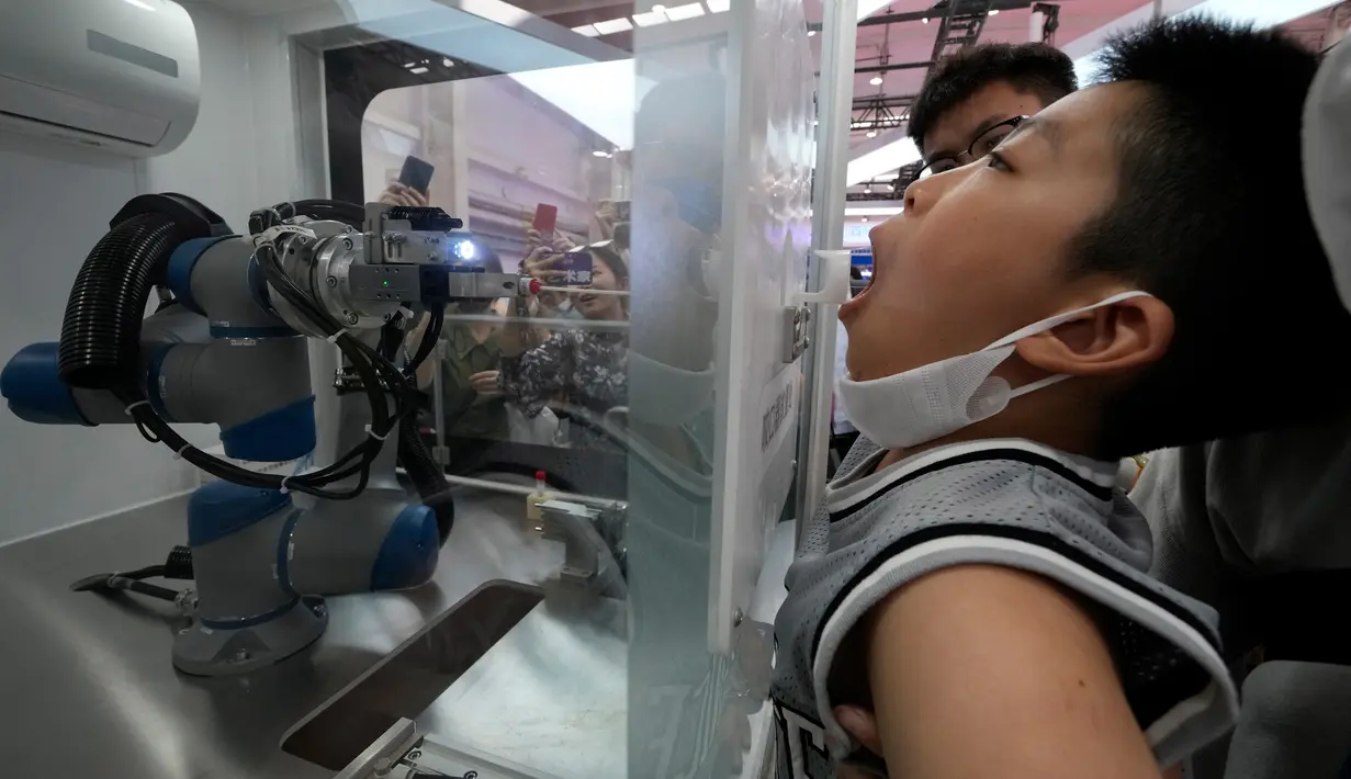 Sebuah lengan robot melakukan tes usap tenggorokan untuk mengambil sampel tes COVID-19 saat Konferensi Robot Dunia di Yichuang International Conference and Exhibition Centre, Beijing, China, 19 Agustus 2022. (AP Photo/Ng Han Guan)