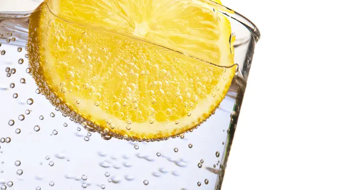 5 Alasan Kamu Harus Minum Air Lemon Setiap Pagi