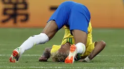 Striker Brasil, Neymar, terjungkal saat pertandingan melawan Swiss pada laga Piala Dunia di Stadion Rostov, Rusia, Senin (17/6/2018). Dilanggar sebanyak 10 kali membuat Neymar masuk rekor di Piala Dunia. (AP/Darko Vojinovic)