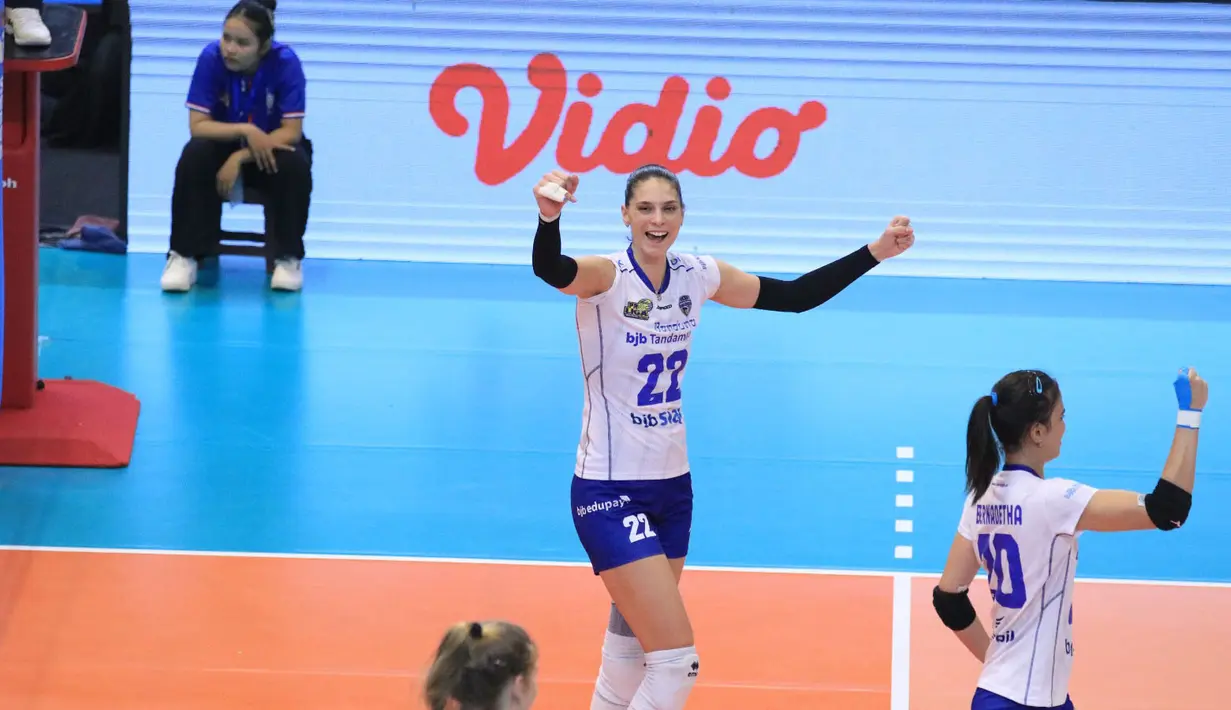 <p>Selebrasi pemain Bandung BJB Tandamata, Jovana Brakocevic (kiri) dan Shella Bernadetha Onnan setelah mencetak angka saat menghadapi Jakarta BIN pada laga pekan pertama putaran I PLN Mobile Proliga 2024 di GOR Amongrogo, Yogyakarta, Sabtu (27/4/2024). Bandung BJB Tandamata menang 3-1 (29-27, 16-25, 25-17 dan 25-18). (Dok. PBVSI)</p>