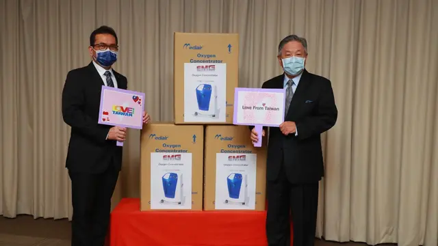 Wakil Menteri Luar Negeri Taiwan, Tien, Chung-kwang (kanan) dan perwakilan Indonesia untuk Taiwan, Budi Santoso pada acara penyerahan mesin penghasil oksigen.