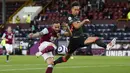 Gelandang Burnley, Josh Brownhill bersaing dnegan bek Liverpool, Rhys Williams pada pekan ke-37 Liga Inggris di Stadion Turf Moor, Kamis (20/5/2021) dini hari WIB. Liverpool sukses menembus empat besar klasemen Liga Inggris setelah menang telak 3-0 atas Burnley. (Alex Livesey/Pool via AP)