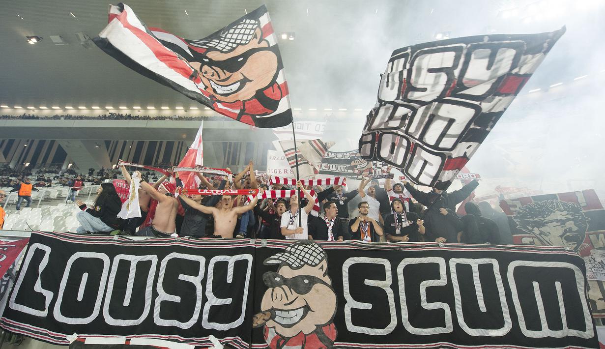 Suporter FC Sion mendukung tim kesayangannya saat tandang ke Bordeaux pada laga Liga Europa di Stadion Matmut Atlantique, Prancis, Kamis (22/10/2015). (EPA/Caroline Blumberg)