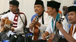 Kelompok musik Keroncong Tugu dihadirkan di depan TPS 04 Gambir, Jakarta Pusat, Rabu (19/4). Para pemusik memainkan musik lagu-lagu keroncong mengiringi masyarakat yang akan menyalurkan hak pilihnya dalam Pilkada DKI 2017. (Liputan6.com/Angga Yuniar)