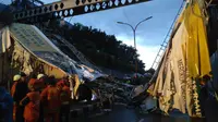 Jembatan Penyeberangan Orang (JPO) di Jalan Raya Pasar Minggu, Jakarta Selatan ambruk. (Liputan6.com/FX Richo Pramono)