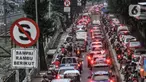 Kendaraan terjebak macet akibat penutupan jalan untuk proyek galian saluran di Jalan I Gusti Ngurah Rai, Jakarta, Rabu (6/1/2021). Penutupan jalan sehubungan adanya pekerjaan box culvert dan crossing buis beton oleh Sudin Sumber Daya Air Kota Administrasi Jakarta Timur. (merdeka.com/Iqbal S Nugorho)