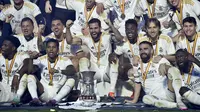 Pemain Real Madrid, Vinicius Junior (tengah kanan) merayakan kemenangan timnya setelah menjuarai Piala Super Spanyol melawan Barcelona di Stadion King Saud University, Riyadh, Arab Saudi Senin (15/1/2024) dini hari WIB. (AP Photo)