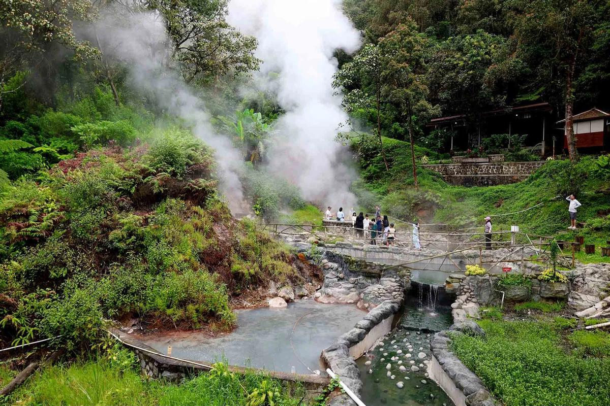 FOTO: Menikmati Liburan Imlek di Kawah Kamojang Garut