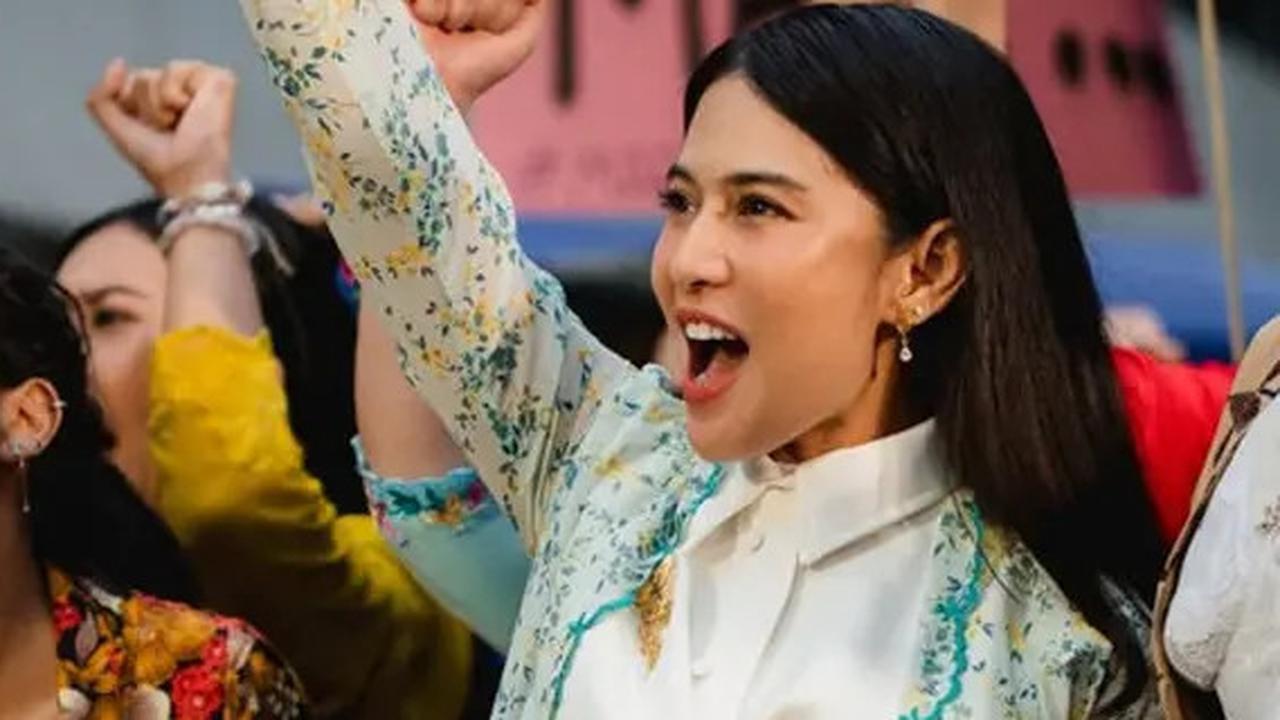 9 Potret Dian Sastrowardoyo Mengenakan Bros, Detail Kecil yang Jadi Fashion Statement Berkarakter