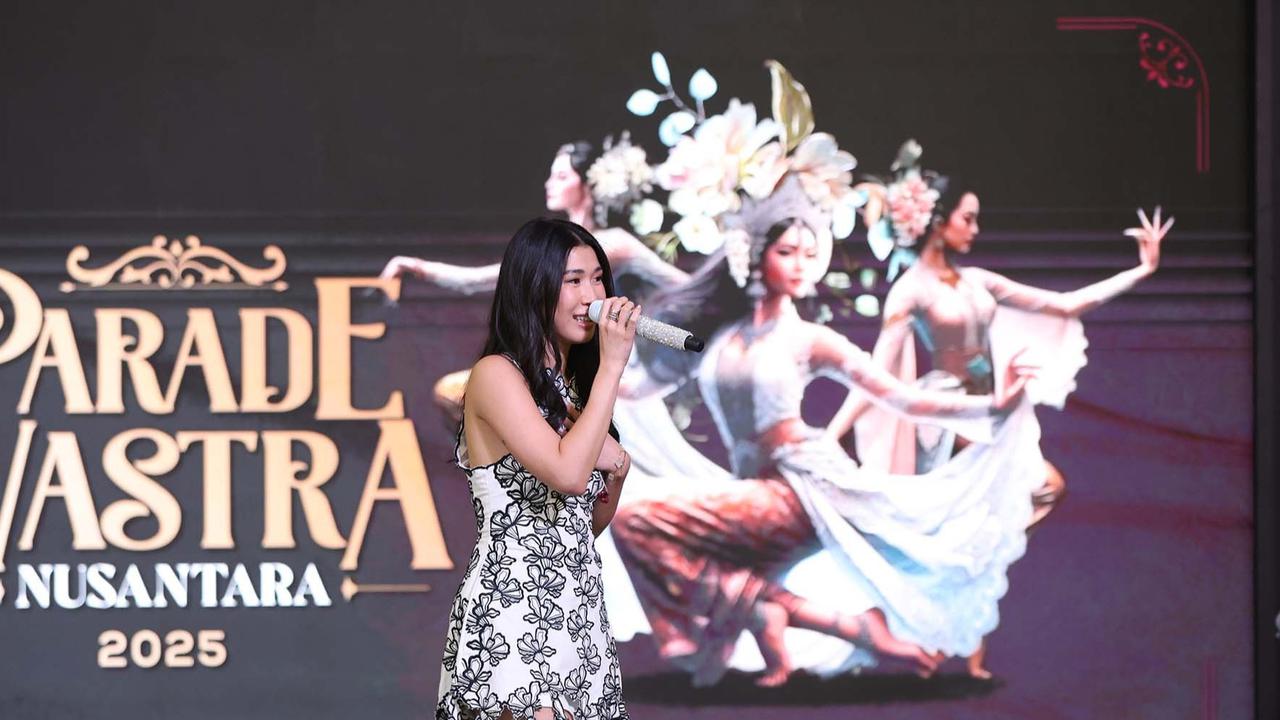 FOTO: Christie Tampil Anggun di Parade Wastra Nusantara 2025