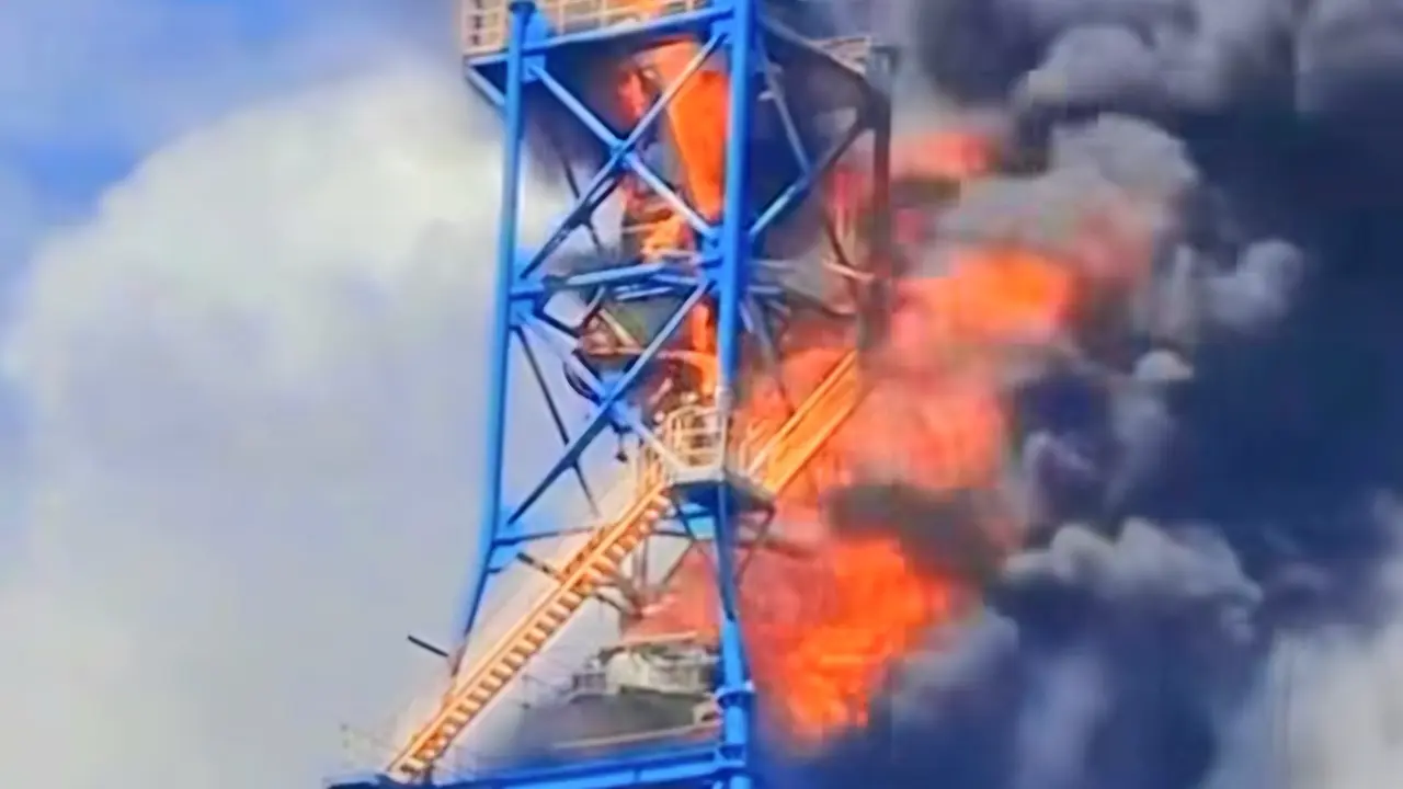 Kebakaran terjadi di menara scrubber milik PT Sulawesi Nickel Cobalt (SNC) yang berfungsi sebagai pembuangan gas asam, di kawasan PT Indonesia Morowali Industrial Park (IMIP), Kabupaten Morowali, Sulawesi Tengah, Minggu (12/10/2025) (Istimewa)