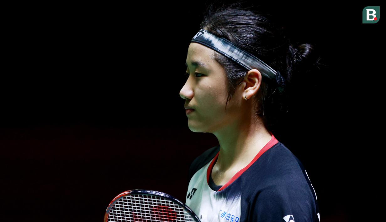 Tunggal putri Korea Selatan, An Se Young, memakai bandana saat melawan wakil Spanyol, Carolina Marin pada laga final Indonesia Masters 2023 di Istora Senayan, Jakarta, Minggu (29/1/2023). An Se Young menang dengan skor 18-21, 21-18, dan 21-13. (Bola.com/M Iqbal Ichsan)