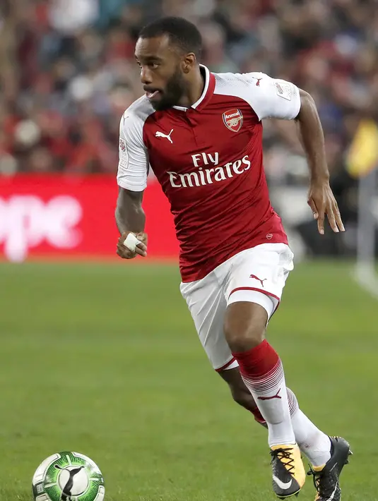 Striker Arsenal, Alexandre Lacazette, menggiring bola saat pertandingan melawan Western Sydney Wanderers pada laga persahabatan di ANZ Stadium, Sabtu (15/7/2017). Arsenal menang 3-1 atas Western Sydney Wanderers. (EPA/Daniel Munoz)