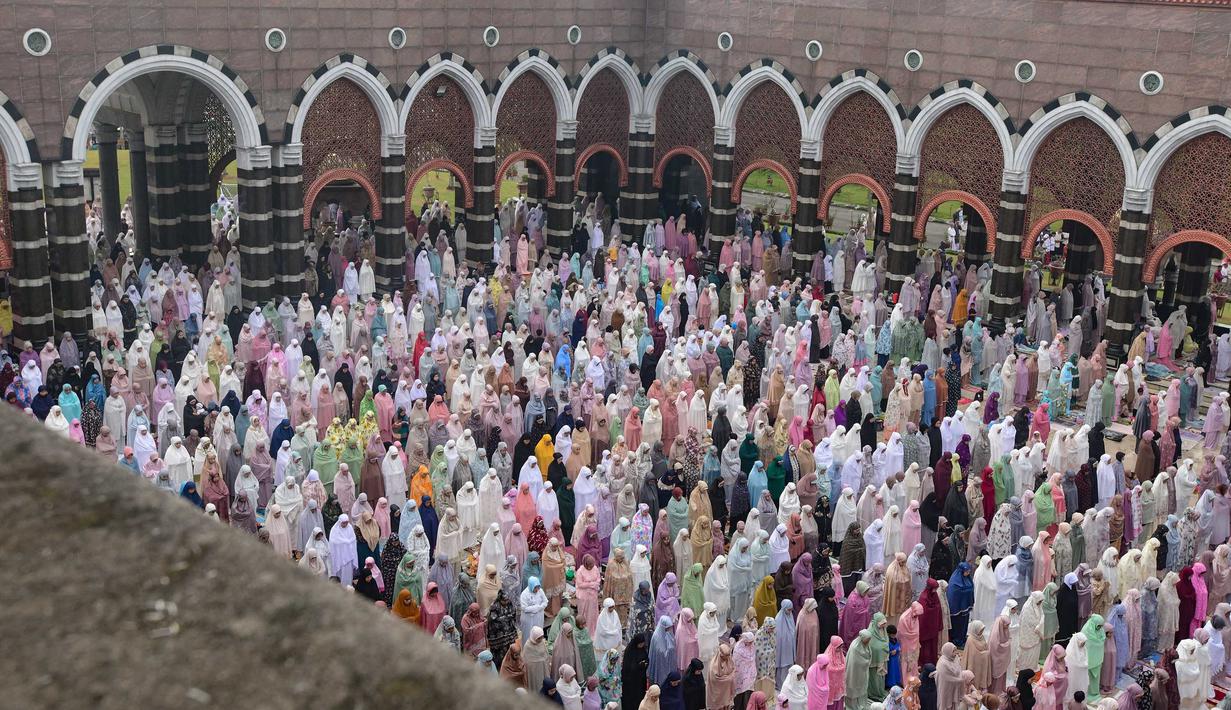 Sebelumnya, Pemerintah Indonesia melalui Kementerian Agama menetapkan 1 Syawal 1444 Hijriah jatuh pada Sabtu 21 Maret 2026. Tampak dalam foto, ribuan umat Islam ketika melaksanakan salat Idul Fitri 1447 Hijriah di Mesjid Kubah Emas, Depok, Jawa Barat, Sabtu (21/3/2026). (merdeka.com/Arie Basuki)