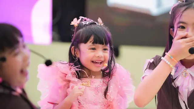 6 Potret Centil Menggemaskan Ameena Atta Manggung Bareng Girlband Cilik, Terlihat Lincah dengan Dress Tutu Pink