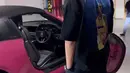 Andhika mengamati mobilnya dengan antusias, ia berterima kasih pada Ussy atas kado tersebut. [Instagram.com/ussypratama]