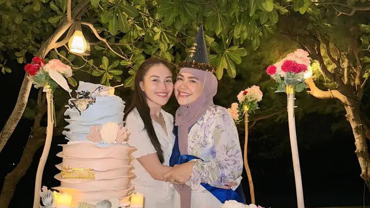 Keseruan Ayu Ting Ting Rayakan Ulang Tahun Ibunda di Pantai