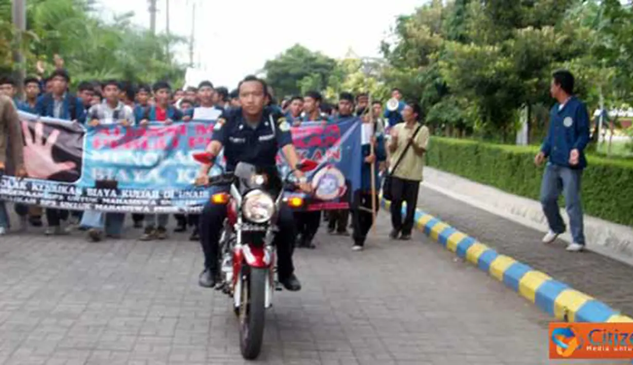 Citizen6, Surabaya: Mahasiswa Unair sedang berjalan menuju lokasi demo di depan gedung Manajemen kamppus C. (Pengirim: Ziadatur Rohmah, kelompok 16) 
