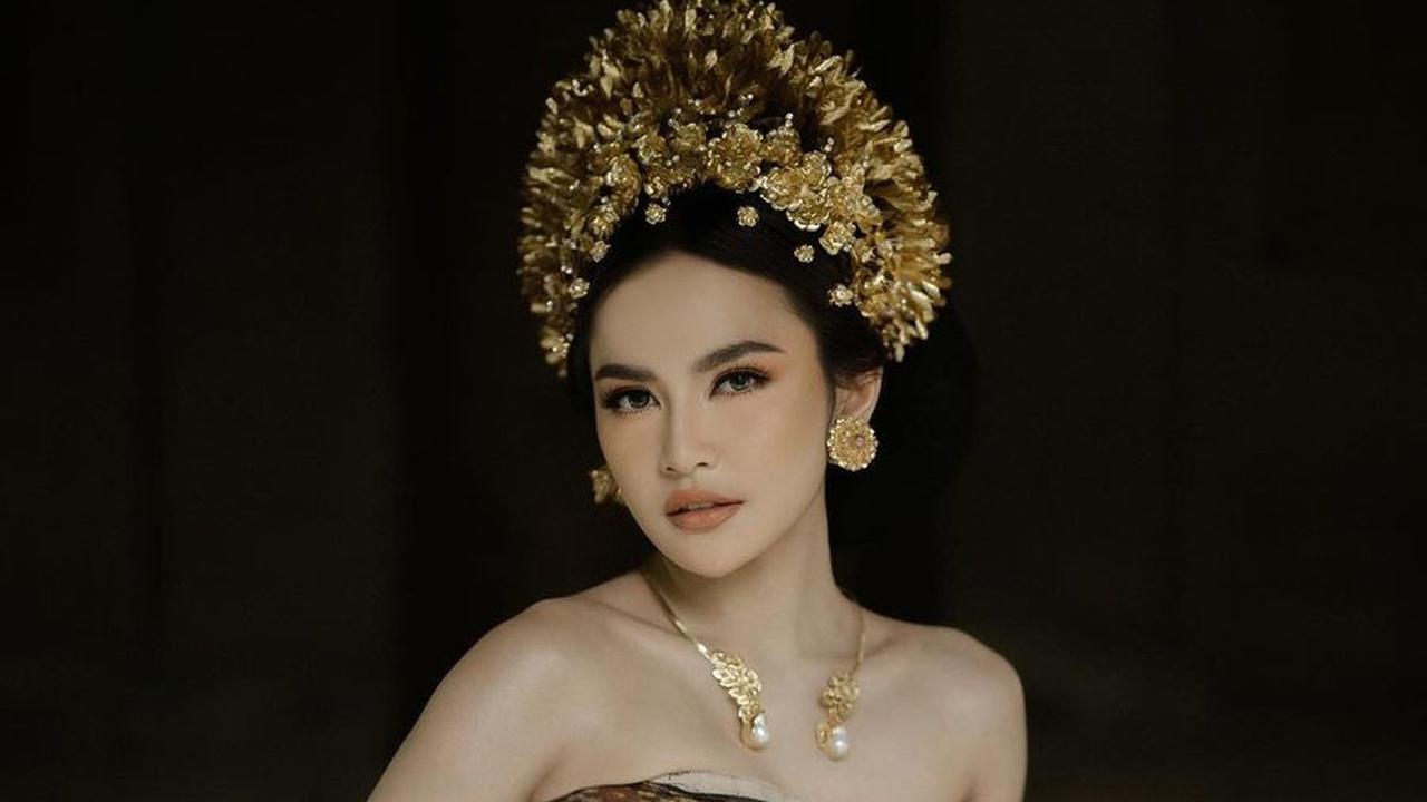 Mahalini Pakai Kemben Cokelat Dari Tenunan Bali