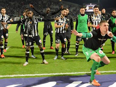 Kiper Angers (SCO), Ludovic Butelle (kanan) dan rekannya melakukan selebrasi usai menahan imbang Paris Saint-Germain (PSG) pada lanjutan Ligue 1 di Sstadion Jean Bouin, Angers, France.  (AFP Photo/Jean Francois Monier)
