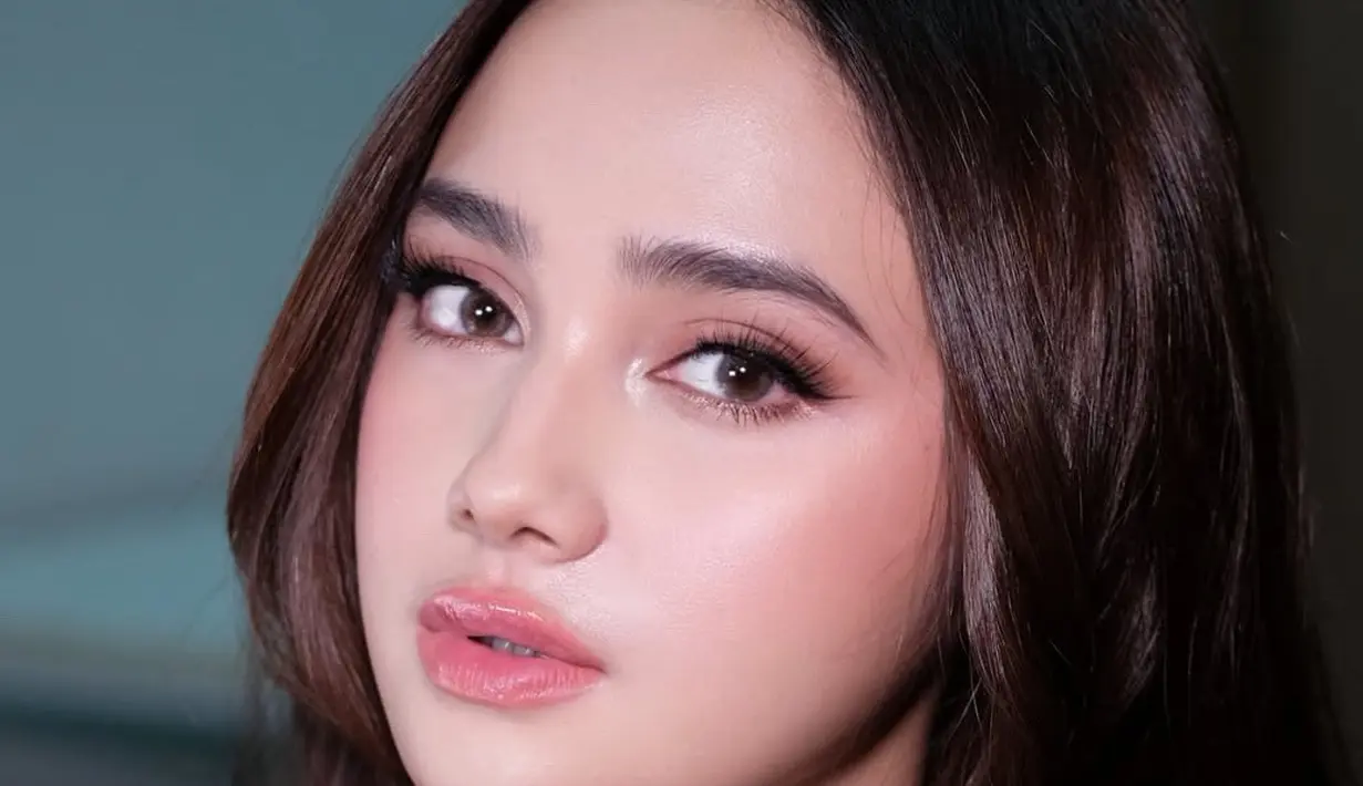 Calon istri El Rumi ini tampil dengan pesonanya tersendiri yang tidak membosankan. [@byisabellefarradiva]