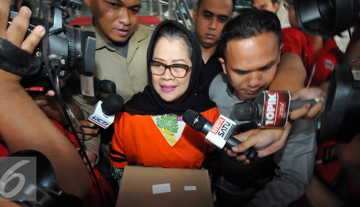 Dewie Yasin Limpo memberikan keterangan kepada awak media usai mengurus administrasi pindah rutan KPK ke Rutan Pondok Bambu di KPK, Jakarta, Kamis (22/10). Dewie ditahan terkait dugaan suap proyek PLTMH Papua. (Liputan6.com/Helmi Afandi)