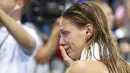 Atlet renang putri Rusia, Yulia Efimova mengusap air matanya saat merayakan kemenangannya meraih medali perak pada nomor gaya dada 100 meter Olimpiade Rio 2016, 8 Agustus 2016. (AFP PHOTO/ Odd Andersen)