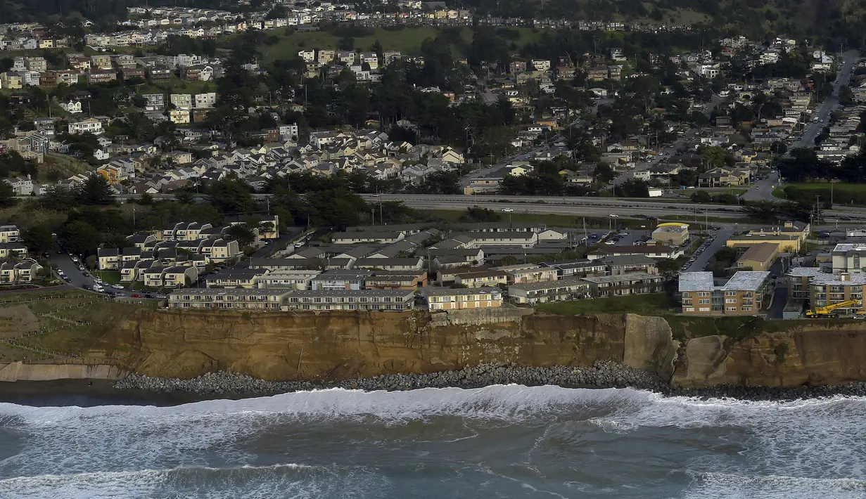 Bangunan apartemen berpenghuni terancam runtuh ke Samudera Pasifik dibaris Esplanade Ave di Pacifica, California, USA (26/1). Tiga Kompleks apartemen dikota ini  telah mengalami erosi akibat badai El Nino menghantam tebing pantai. (REUTERS/Noah Berger)