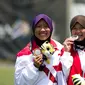 Tim Panahan Putri Indonesia, Diananda Chairunisa, Linda Lestari, Titik Kusumawardani, menunjukkan medali perak nomor beregu putri recurve SEA Games 2017 di MSN Archery Centre, Kuala Lumpur, Malaysia, Senin (21/8). (Liputan6.com/Faizal Fanani)