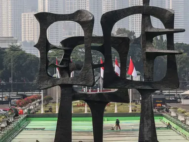 Petugas membersihkan area depan Gedung MPR/DPR/DPD yang meliputi Kolam, Halaman, Lobi gedung Nusantara  Jakarta, Rabu (29/7/2020). Menjelang bulan Agustus yang juga Perayaan Kemerdekaan RI, Parlemen bersolek menyambut sidang Tahunan yang diselenggarakan 14 Agustus 2020. (Liputan6.com/Johan Tallo)